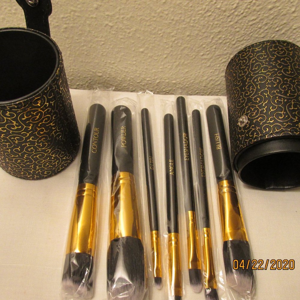 L'BRI Pure & Natural 7-piece Brush Set w/ Brush Holder Cup/Case